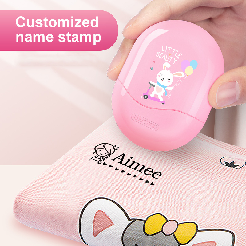 Kids Education Name - パーソナライズネームスタンプメーカーキット - 学校用品、子供のシャワーギフト、旅行用のカスタム防水シール、教育用DIYおもちゃ